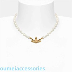 2024 Designer Xitai Queenjewellery Pendant Halsband West's samma ins diamant Saturnushänge Pearl Necklace Women's Brass Gold-Plated ClaVicle Halsband