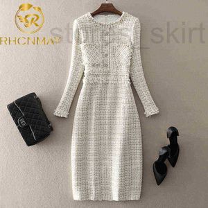 Grundläggande avslappnade klänningar Designer New 2021 Autumn European Women Dress Luxurious Manual Pärlor Rund krage långärmad stickad tweed smal blyertspenna m80p