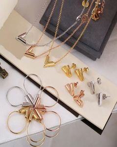 Europe America Fashion Jewelry Sets Lady Womens GoldSilverRosecolor Metal Engraved V Initials Essential V Necklace Bracelet Ear8474288