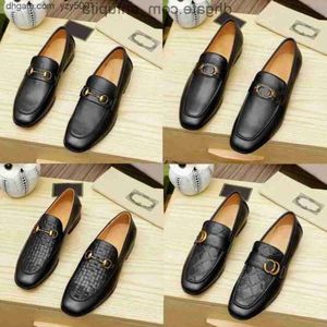 2023 Mocassini da uomo Designer di lusso Scarpe in vera pelle Marrone nero Scarpe eleganti da uomo firmate casual Slip On Scarpe da sposa gucci con scatola 3846 gg guccy D64E WC F1JD