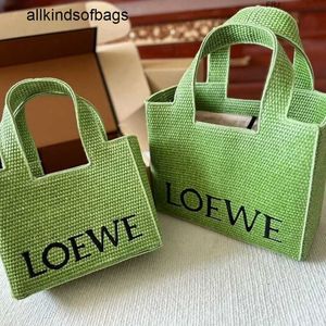 Le fourre-tout de luxe Loewwe Bags Font est un sac à provisions tissé en herbe avec logo brodé avec un panier de légumes. le nouveau Summer Straw Have rj