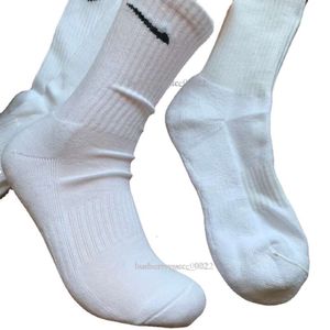 Calzini da uomo all'ingrosso Calza casual moda cotone di alta qualità traspirante sport in bianco e nero da jogging Basket calcio Calzini da allenamento fondo asciugamano