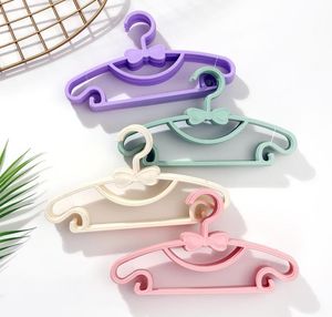 10st barnkläderhängare Rack Portable Plastic Display Hangers Windproect Children Coats Hanger Baby Clothing Organizer5345214