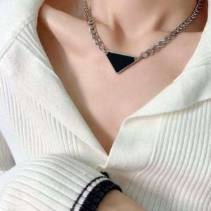 Hänge halsband hänge halsband mode för man kvinna inverterade triangel bokstäver designers märke smycken personliga trendiga gåvor smycken2024