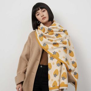 Autunno e inverno coreano nuova sciarpa di cashmere moda fragola carina protezione solare da viaggio da donna stampa nappa scialle medio lungo