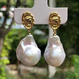 Naturalne kolorowe kolorowe Aurora White 15-25 mm Baroque Pearl Kolczyki Retro Court Gold Monety Królowa Głowa Prezent dla kobiet 240109