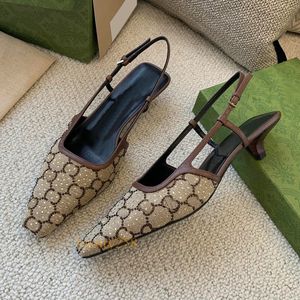 Lyxiga slingback sandaler mode kvinnor klänning skor sexiga klackar designer svarta kristaller glittrande bakspännen sexig kattunge klack bröllopskor