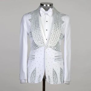 Роскошные свадебные костюмы для мужчин Серебристые кристаллы Бисер Белый пиджак Жилет Брюки 3 шт. Формальные королевские женихи на заказ смокинги для банкета 240108