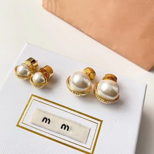 Stud 18k Gold M marka mektupları tasarımcı küpe çivisi kadınlar için retro retro vintage lüks inci yuvarlak top çift tarafı giymek Çin küpe küpe kulak yüzük cazibesi takı