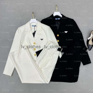 Women's sportswear designer two-piece fashion and sexy jogger women's round neck sports jacket with long pants, running and leisure set in multiple colors