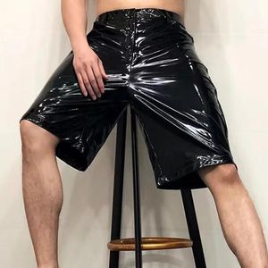 Ternos 2022 couro brilhante curto sexy boate ds trajes masculinos antibrilhante pu calça preta elasticidade magro masculino motocicleta shorts