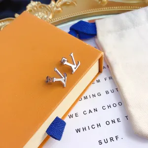 Kolczyki designerskie kolczyki dla kobiet senior klasyczne kolczyki pachnące kolczyki wiatrowe nowe koniczyny pierścień uszy 18K Złoty świat