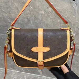 2024 Bolso de estilo clásico Bolso de diseñador de moda Material de hardware original Patrón de flor antiguo Bolso cruzado informal de gran capacidad con estrella gemela pequeña