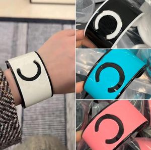 Polsino in osso multicolore in braccialetto acrilico colorato di caramelle Doppie lettere Bracciale a fascia con apertura fredda da donna europeo americano lucido con viso largo Gioielli firmati Hiphop