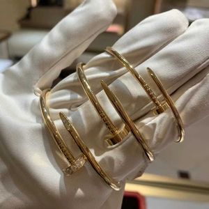 Classic Cartres Armband Diamond Inlaid 18k Guld för kvinnor med justerbar öppning och heta tillbehörskort hem nagel