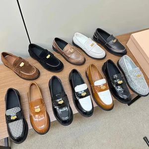 Lüks elbise ayakkabıları tasarımcısı klasik resmi ayakkabı kristal desen inek derisi kadın loafers bahar bayanlar düz yarı moda orijinal deri iş ofisi akşam loafer