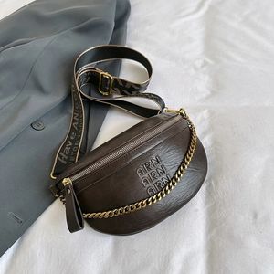 Stylish Solid Color Pu Leather Chain Fanny Pack för kvinnor Trendiga midja Väska Kvinnlig mode Midja Pack Ladies Brott Belt Bag 2024 240109