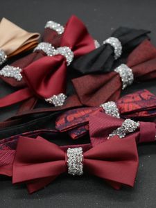 bowtie ذكر الزفاف العريس العريس النبيذ الأحمر الماس النسخة الكورية الزفاف Bowtie Brownhood Dress British Fashion 240109