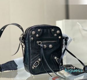 2024 Designer kameraväska män lokomotivsäckar nit kvinnor läder fläta axelväska justabel rem crossbody klaff handväskor främre zippade fickan mini mynt plånbok