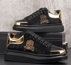 Scarpe classiche da uomo con strass Scarpe casual da festa con plateau Sneakers con teschio Top traspirante Designer aumenta Mocassini tacco piatto Punta tonda Allacciatura