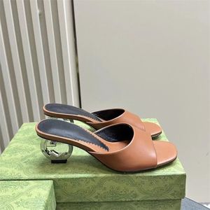 Fashionabla designer tofflor med brevformade klackar avslappnade läder sandaler klassiska kvinnor party bankettskor