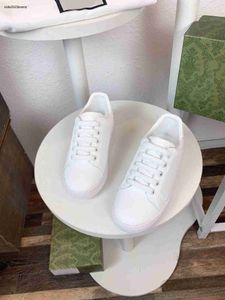 Novos sapatos infantis branco puro tênis de bebê tamanho 26-35 incluindo caixas confortáveis buracos respiráveis meninas meninos sapato jan10