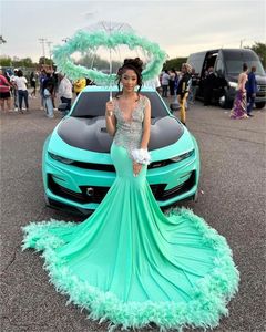 Mint Green Satin Feathers Mermaid Sukienki Promowe 2024 Luksusowy O szyja z kawałkiem kryształowe koraliki plus size w rozmiarze suknie urodzinowe