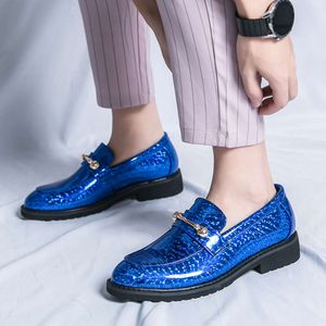 Mode blå elegant man klänning original glitter patent läder skor män slip-on mockasins mäns sociala sko