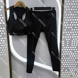 Tute di marca a triangolo invertito Stampa di lettere Abiti da yoga Gilet sportivo Leggings da corsa Set da 2 pezzi Abbigliamento da palestra per donna