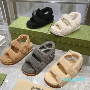 2024 Designer Shearling Fur Slide Dupla Letra Fluffy Fuzzy Chinelos Sandálias Peludas Scuffs Inverno Quente Lã Sapatos de Neve Ao Ar Livre Sandália de Pelúcia