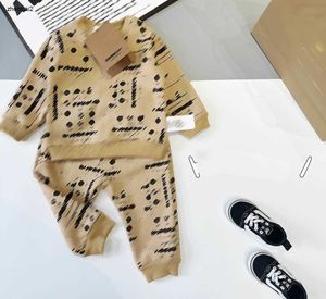 Luxury spädbarn jumpsuits fullt tryck av brevlogo pojkar flickor plysch set storlek 66-100 nyfödd baby rund hals hoodie och byxor jan10