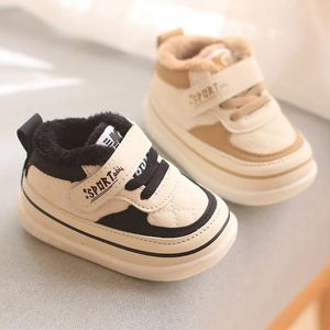 Baby Girl Skórzowe buty miękki dół mały maluch butów dziobowa dziewczyna buty butów brytyjski w stylu Brytyjczyków Pluszowe zimowe buty 240109