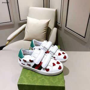 Luxury Kids Shoes Designer Baby Sneakers Storlek 26-35 Inklusive lådor som lyser Red Heart Decoration Girls Shoe Jan10