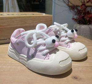 Kids Designer Buty chłopcy dziewczęta okais swobodne trampki śliczne lalka dzieci dzieci na świeżym powietrzu młodzież dzieci uśmiecha się różowy czarny niebieski biały trampka rozmiar 23-35 EUR