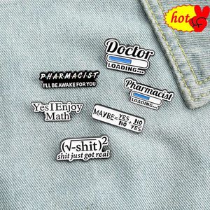 Broche de metal em formato de letra, broche de metal de desenho animado, joias da moda para homens, presentes, mochila, chapéu, emblemas de lapela