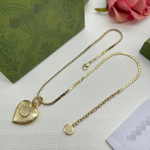 Collane con pendente a doppia lettera di design di marca di lusso Placcato in oro 18 carati Maglione a forma di cuore Catena Newklace per uomo Donna Accessori gioielli G2401105XQ