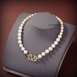 Toppkvalitetsdesigner Classic Pendant Halsband Kvinnor Guldbrev V Necklace Valentino Luxury Design Jewel His8