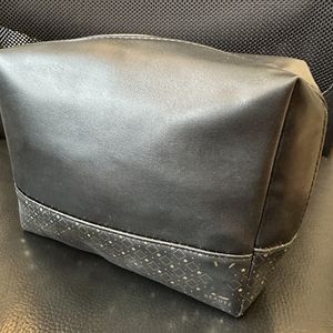 Schwarze PU-Make-up-Tasche mit goldfarbenem Aufdruck und Reißverschluss. Reise-Make-up-Aufbewahrungstasche