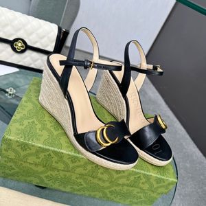 Kil klackar sandaler berömda designer kvinnor lyxiga slingback höga klackar ankel remplattform tofflor sandal vävda halm hissskor c0110