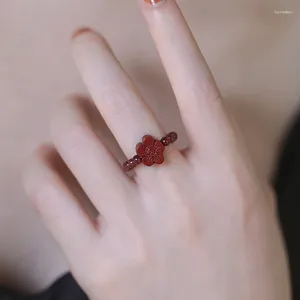 Anello con granato fiore di prugna vermiglio con pietre preziose sciolte per stile nazionale da donna moda retrò piccolo e dolce elastico con fiore rosso