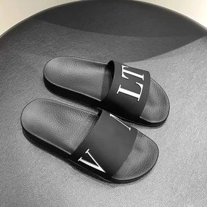 Новейшие тапочки Rockstuds заклепки заклепки Mule Mens Mens Designer Sandal Top Rubber Sliders Черные летние пляжные повседневные туфли.