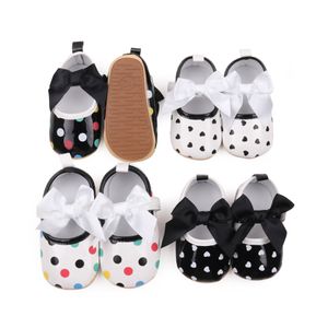 2024 Spring Baby Love Serce Printed First Walkers Toddler Kids Ribbon Bows Princess Buty Niemowlęta Kolorowe kropki Polka Buty na dole Z6627