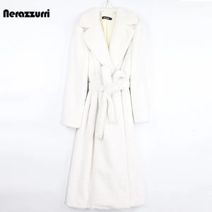 Nerazzurri vinterlånga vita svarta varm fluffig faux päls kappa kvinnor långärmad bälte lapel stilfullt koreanskt mode utan knappar 240110