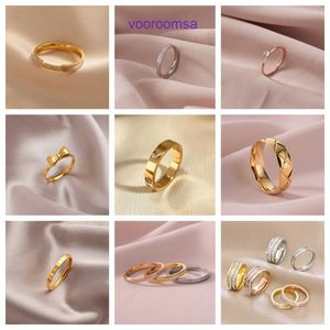 Högkvalitativ utgåva Rings Light Luxury Carter Titanium Steel Ring for Womens New High End Design Instagram Style Color som behåller icke med originallåda