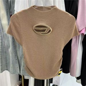 Kurzes, ausgehöhltes Strickoberteil mit Logo-Stickerei, Sommer-Rundhalsausschnitt, kurzärmliges, schlankes, schlankes T-Shirt-Oberteil aus Eisseide von Spice Wind