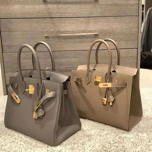 Äkta läderlås stora kapacitet Klassisk topphandtag Kvinnor Mens Luxurys Designer Tote Wallet Bagage Crossbody Pochette Handväska axelväskor