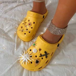 Tofflor sommarförsäljning hål sandaler mode pärla strass dekorativa kvinnor skor icke-halk strandskor hem tofflor trädgårdsvaror t240110