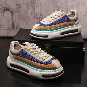 Designer di lusso Strade Tendenza Nuovi colori di fascino da uomo Strass Scarpe casual Appartamenti Mocassini punk rock Walking Clunky Sneakers