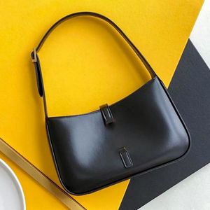 Çapraz Bag Letter Metal Tasarım Hasp Deri Deri Kadın Omuz Çantaları Kaliteli Düz Renk Çanta Ayarlanabilir Kayış Lüks Kadın Çanta Artsy Moda Çantası Under Emfil Çanta