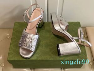 Tasarımcılar yaz sandalet moda açık ayak parmağı kalın topuk kadınlar siyah pembe gümüş altın deri ayakkabılar yüksek topuklu ayakkabılar platform